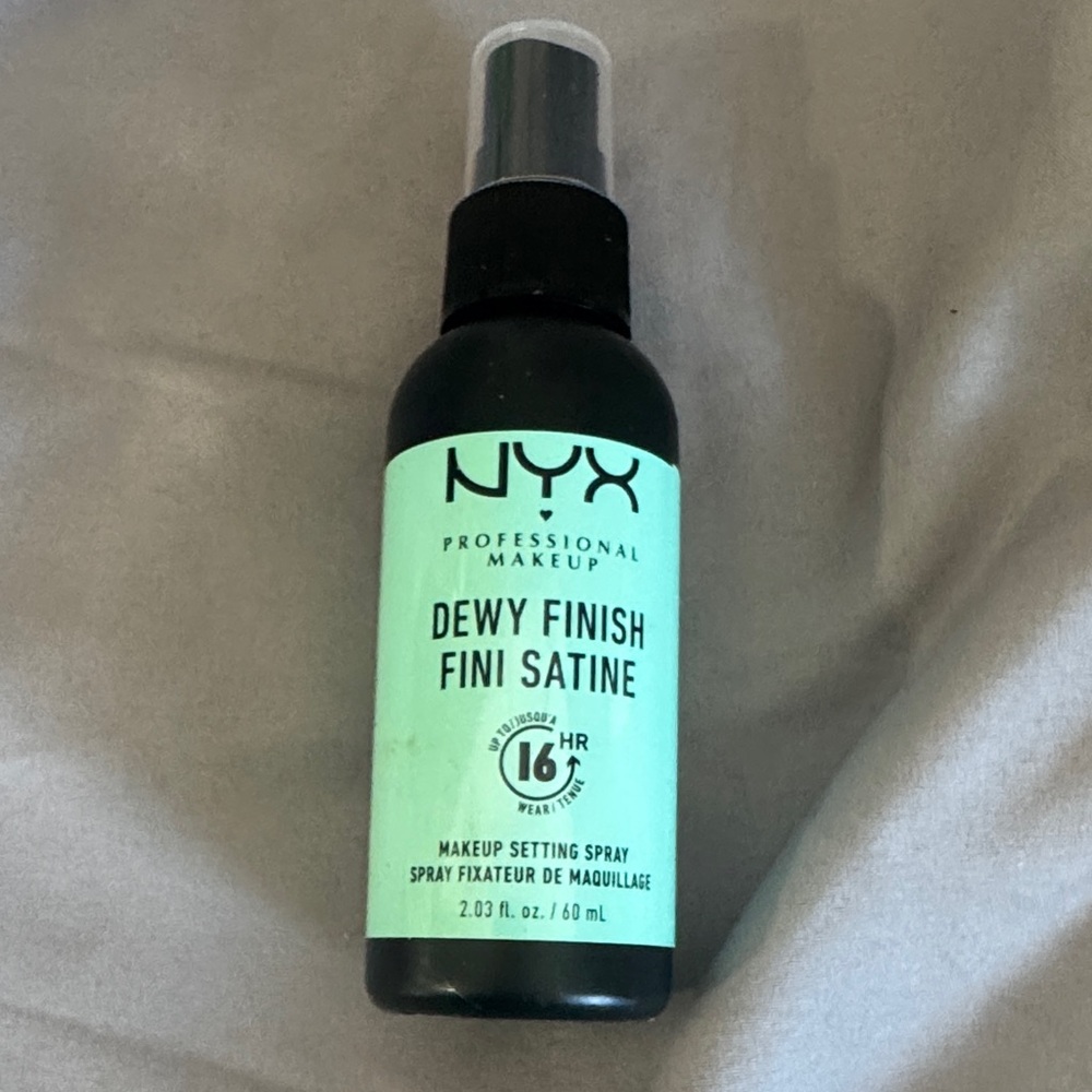 NYX Dewy Finish Setting Spray - Black and Mint